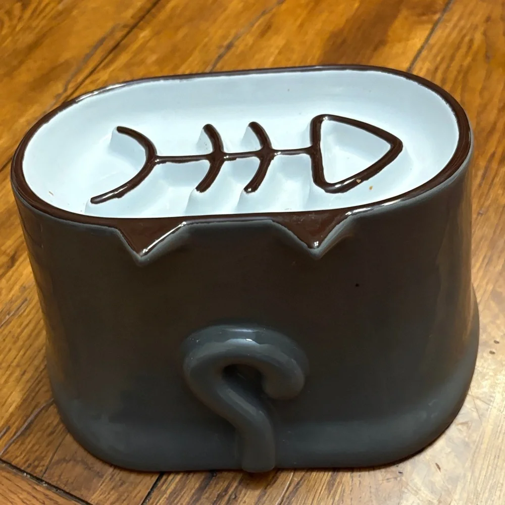 Grey Ceramic Cat Feeder with Fishbone Design